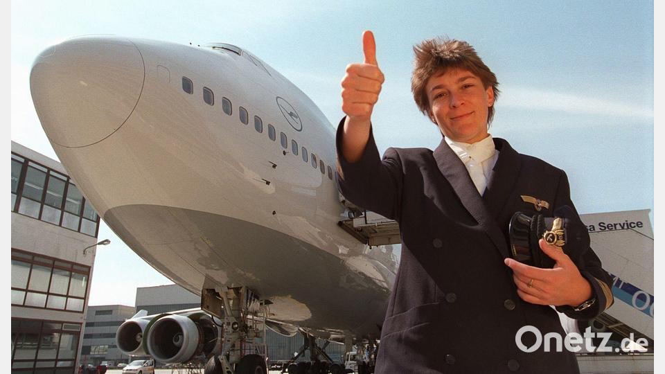 Erst 1986 kam die erste Frau in die Pilotenausbildung der Lufthansa. (Archivbild) Bild: Arne Dedert/dpa