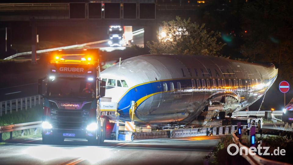 Die nicht mehr flugfähige Constellation Super Star wird über die Straße zum „Hangar One“ am Frankfurter Flughafen geschleppt. Das Flugzeug steht für das Ende von Propeller-Flugzeugen auf der Langstrecke. (Archivbild) Bild: Boris Roessler/dpa