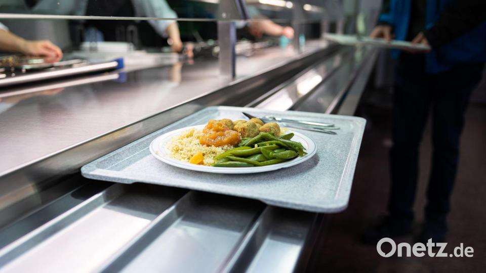 In den Mensen gibt es vergleichsweise günstige Verpflegung. (Symbolbild) Bild: Michael Matthey/dpa