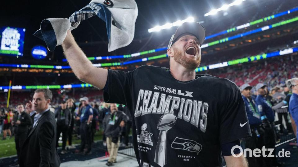 Seattle Seahawks-Quarterback Sam Darnold feiert nach dem Sieg beim Super Bowl LX. Bild: Matt Slocum/AP/dpa
