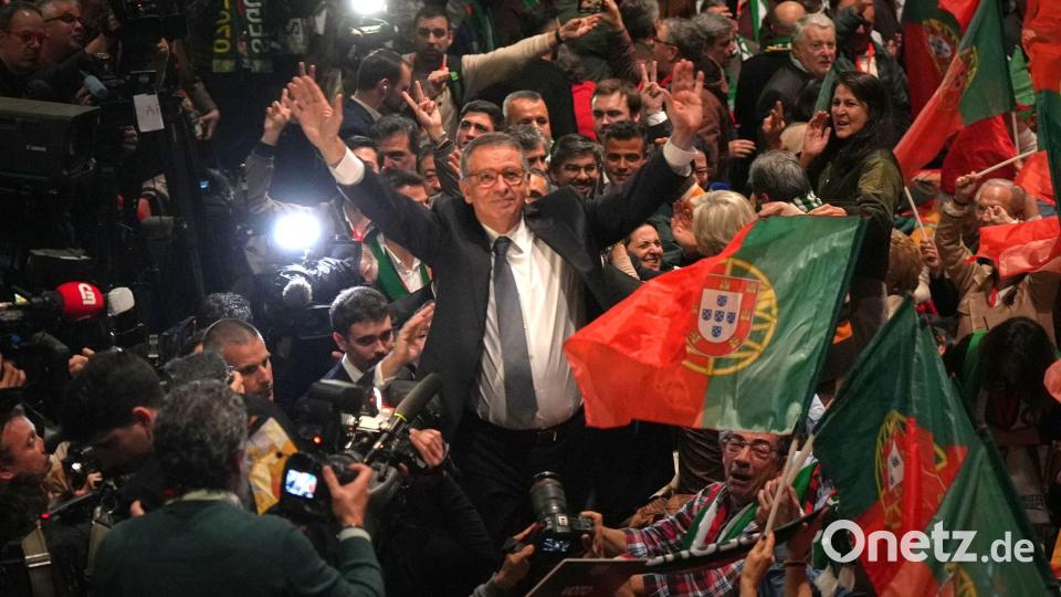 Der Mitte-Links-Kandidat der Sozialisten, Antonio Jose Seguro, jubelt nach seinem Sieg über den Rechtspopulisten Ventura in der zweiten Runde der portugiesischen Präsidentschaftswahlen. Bild: Ana Brigida/AP/dpa