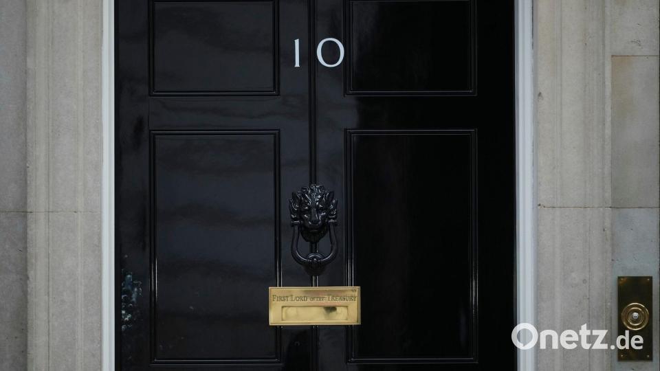 Zwei enge Mitarbeiter des Premiers haben ihren Posten schon geräumt. Bild: Alastair Grant/AP/dpa