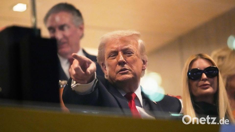 US-Präsident Donald Trump, hier beim Besuch eines College-Footballspiels, äußert sich gerne zur NFL. Archivbild: Julia Demaree Nikhinson/AP/dpa