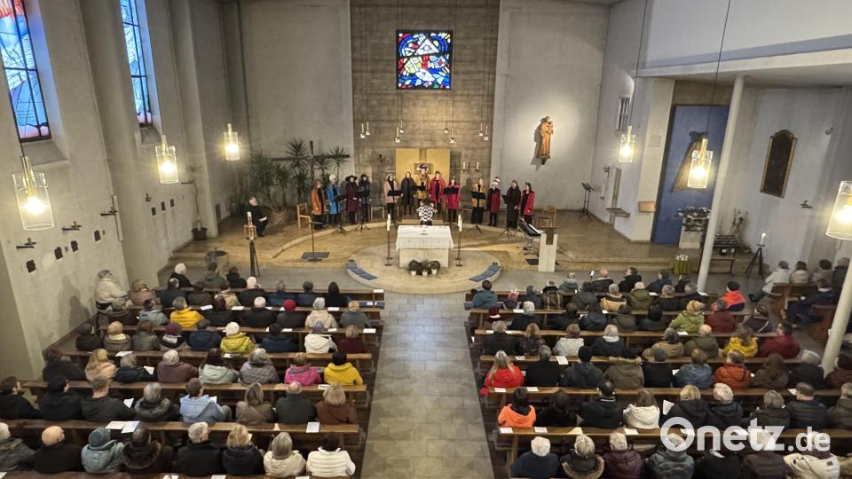 Die Schwarzenbacher St.-Antonios-Kirche ist bis auf den letzten Platz gefüllt, einige Zuhörer müssen sogar stehen. Bild: mgo