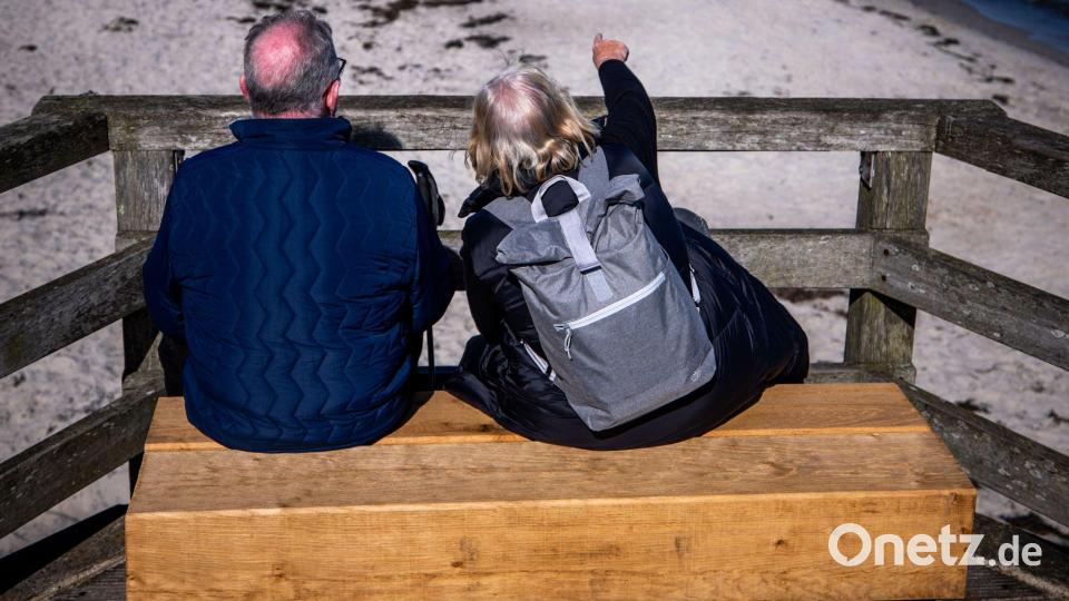 Die Anrechnung des Partnereinkommens führt oft dazu, dass keine Grundrente fließt. (Illustration) Bild: Jens Büttner/dpa