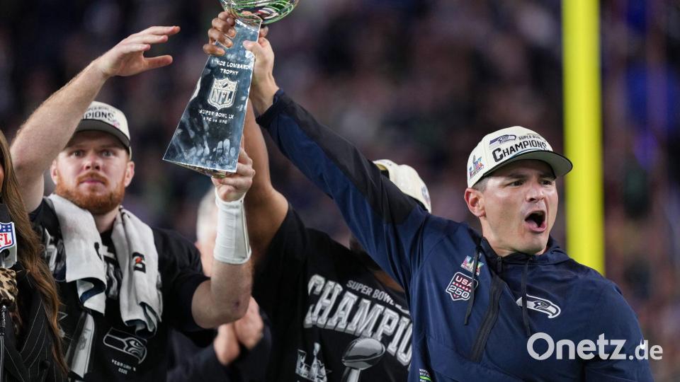Nur gemeinsam: Trainer MacDonald (rechts) reckt den Pokal mit seinen Spielern Darnold (links) und Walker in die Höhe. Bild: Matt Slocum/AP/dpa