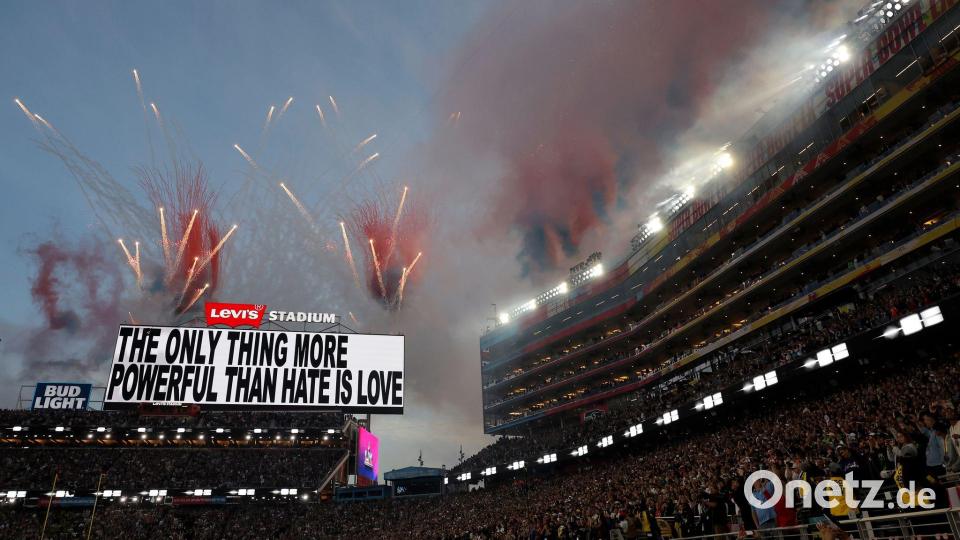 Auf einer Leinwand stand: „Das Einzige, was mächtiger ist als Hass, ist Liebe.“ Bild: Carlos Avila Gonzalez/San Francisco Chronicle/AP/dpa