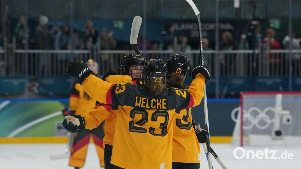 Nina Jobst-Smith feiert das 2:1 mit Lilli und Luisa Welcke. Bild: Carolyn Kaster/AP/dpa