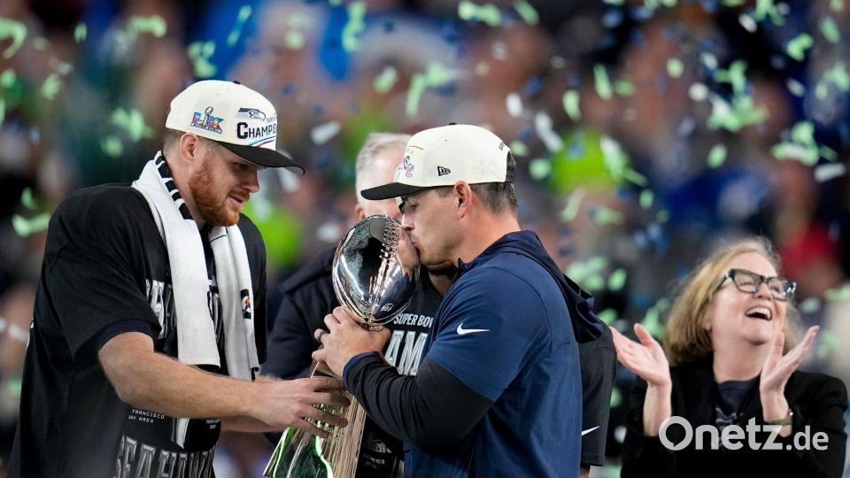 Seattles Quarterback Sam Darnold (l) und Coach Mike MacDonald feiern den Super-Bowl-Triumph. Bild: Sue Ogrocki/AP/dpa