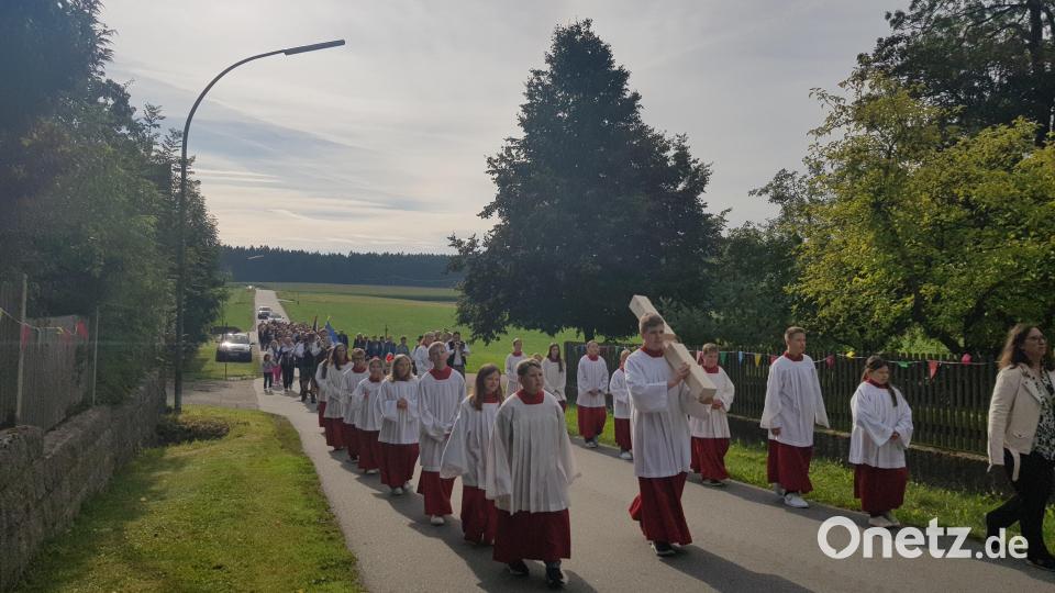 Die Eslarner Ministranten führten den Zug an. Bild: gi