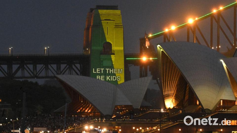 Am Tag der Einführung strahlte sogar von der Sydney Harbour Bridge der Slogan „Let them be kids“. (Archivbild) Bild: Mick Tsikas/AAP/dpa
