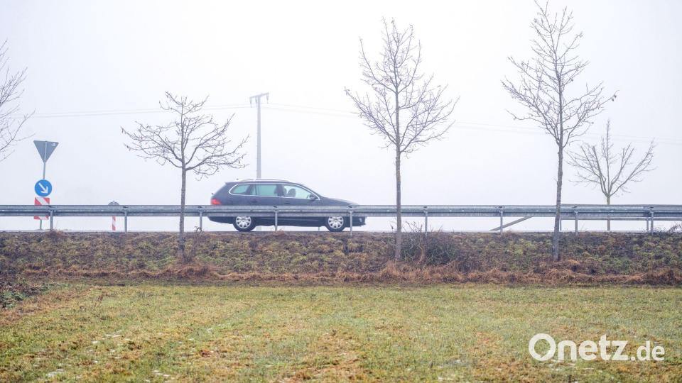 Der Hochnebel hält sich vielerorts hartnäckig. (Archivbild) Bild: Pia Bayer/dpa