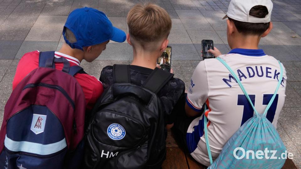 Viele soziale Netzwerke sind für Unter-16-Jährige in Australien seit Dezember tabu. (Archivbild) Bild: Rick Rycroft/AP/dpa