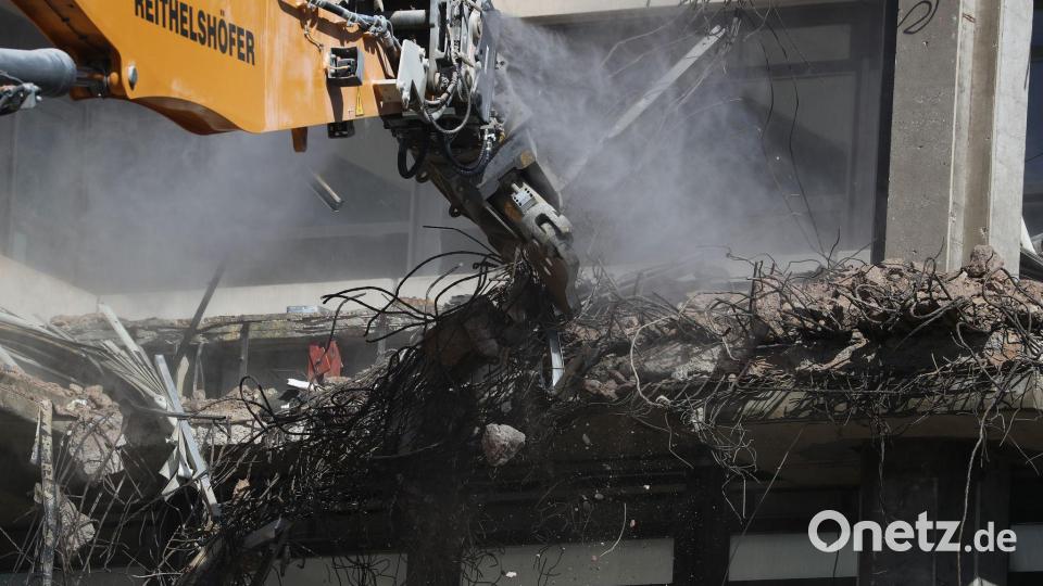 Bei Gebäuden sollen zunächst Sanierungen oder Umbauten geprüft werden, bevor es zum Abriss komme, wünschen sich die Grünen. (Symbolbild) Bild: Daniel Karmann/dpa