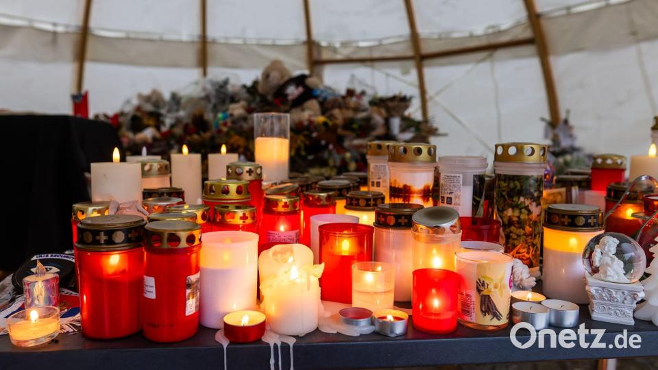 Menschen haben Kerzen und Blumen für die Opfer abgelegt. (Archivbild) Bild: Philipp von Ditfurth/dpa