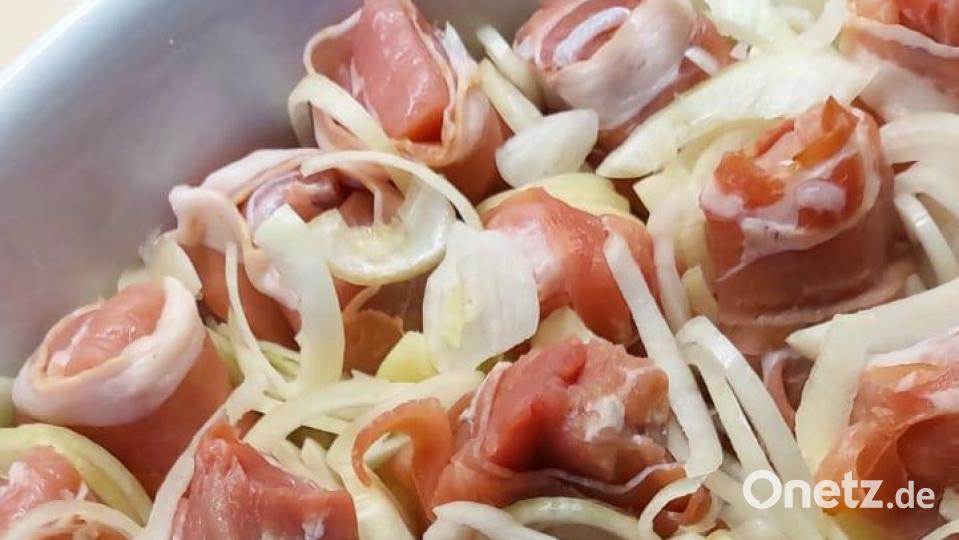 So werden die mit Speck umwickelten Lendenscheiben in die Auflaufform geschichtet. Bild: Lisa Lindner