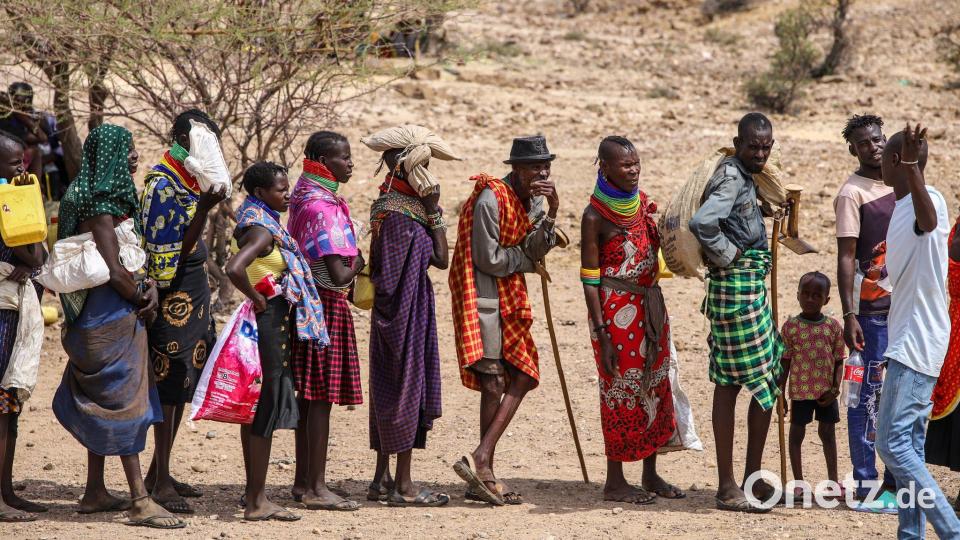 Dürre in Kenia: Menschen stehen in der Region Turkana Schlange, um Hilfsgüter vom Welternährungsprogramm zu erhalten. Bild: Patrick Ngugi/AP/dpa