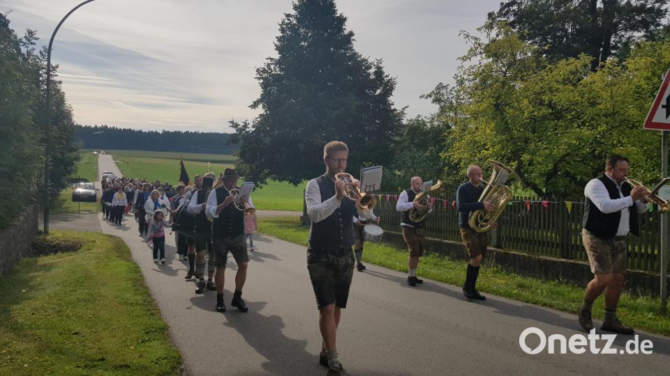 Die „Patroziner Musikanten“ aus Eslarn unter Leitung von Fabian Wild spielten die Gläubigen zum Dorfplatz an der Kapelle. Bild: gi