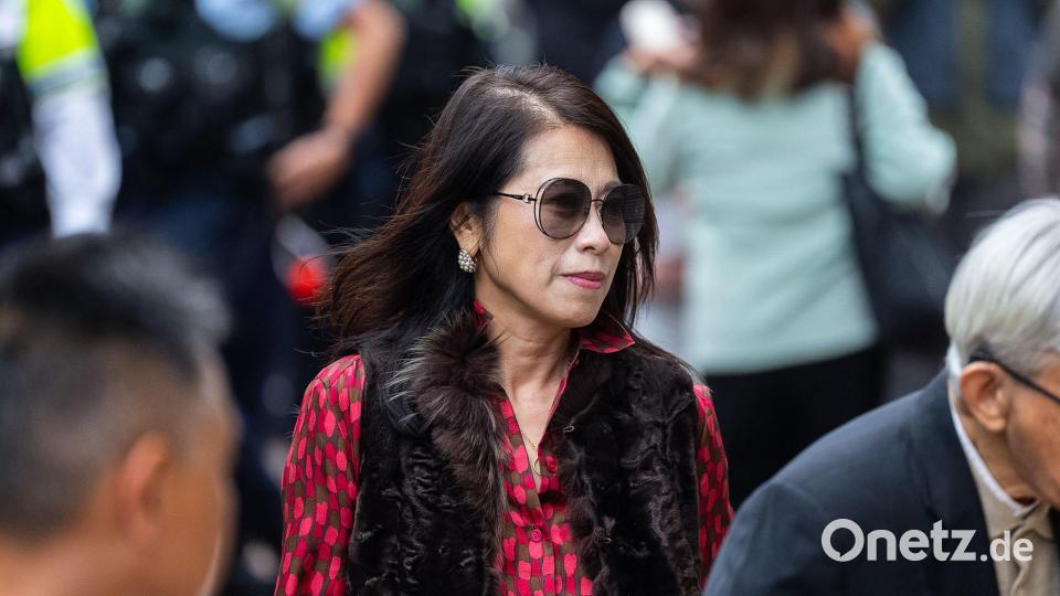 Jimmy Lais Ehefrau, Teresa Lai, kam mit weiteren Unterstützern zu dem Gerichtstermin. Bild: Chan Long Hei/AP/dpa