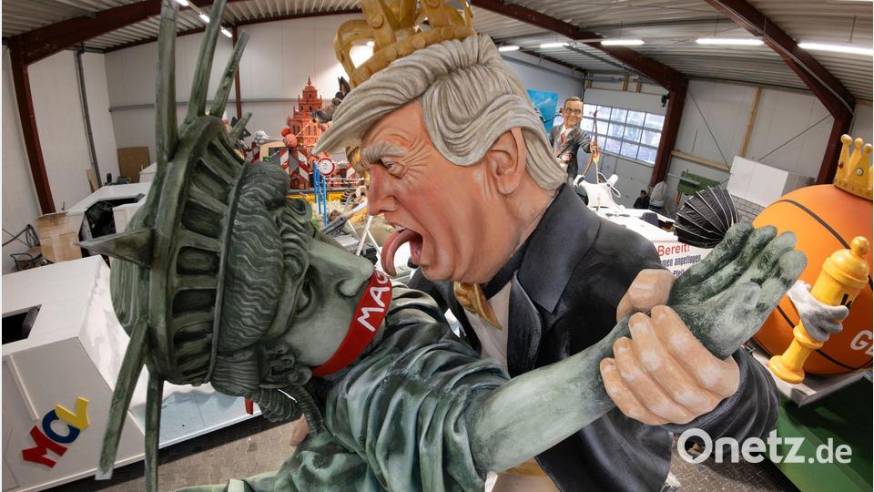 „Stormy Donald“ heißt dieser Motivwagen des Mainzer Karnevalsvereins für den bevorstehenden Rosenmontagsumzug. Bild: Boris Roessler/dpa