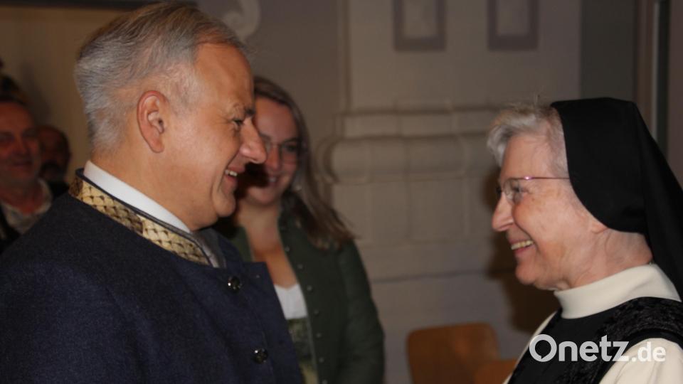 Landrat Roland Grillmeier und Äbtissin Laetitia haben wohl ein "Späßle" gemacht. Bild: kro