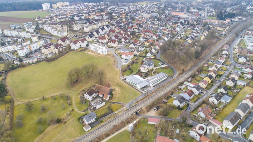Von der Loderhofstraße (etwa Bildmitte) führt bis dato nur ein Fußweg an einer Firma entlang zur Schillerstraße. Der Anschluss der Loderhofstraße an den Hitzelmühlweg direkt durch die Bahnunterführung oder an die Schillerstraße soll nach Ansicht vom mehrheitlichen Teil der Stadträte eine Entlastung der Verkehrssituation am Loderhof bringen – auch im Hinblick auf ein neues Baugebiet, das auf der großen Freifläche entstehen soll. Vor irgendwelchen Beschlüssen hatte die SURO2030-Fraktion ein Verkehrskonzept für den gesamten Loderhof gefordert. Archivbild: Thilo Hierstetter