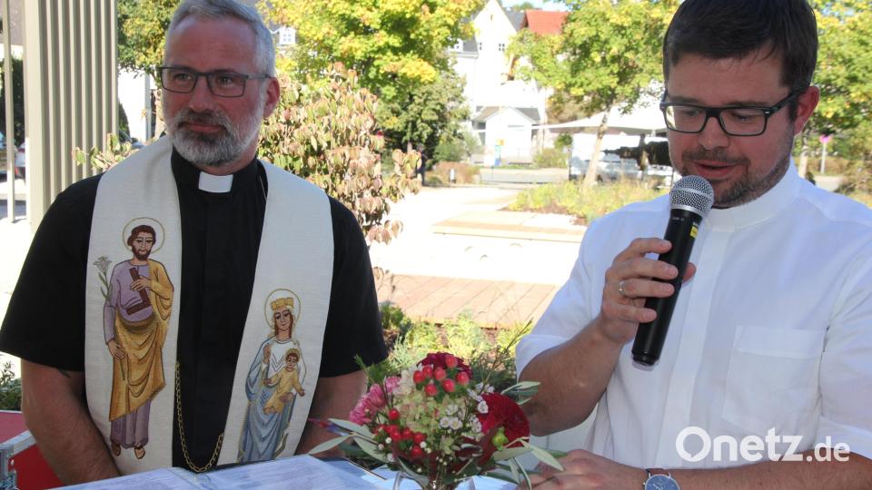 Pfarrer Stefan Prunhuber (links) und Pfarrer Sebastian Stief erbaten Gottes Segen für das Gebäude und die Mitarbeitenden. Bild: kro