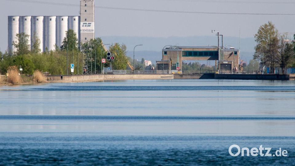 Weil die Schleuse vorübergehend gesperrt ist, warten dort mehrere Schiffe auf Durchfahrt. (Archivbild) Bild: Daniel Karmann/dpa