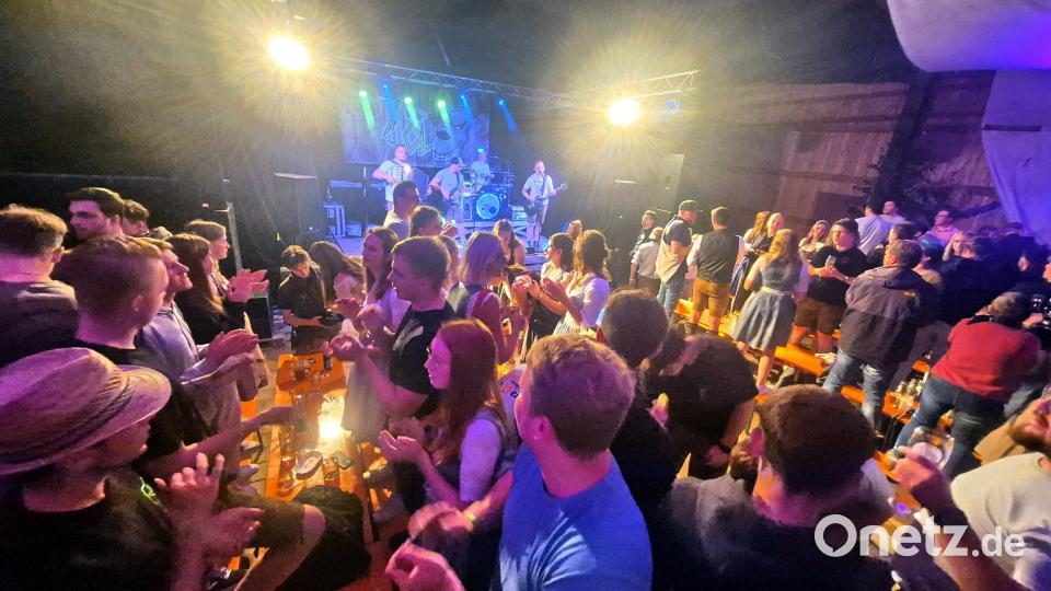 Die Band Essig & Öl brachte schnell Stimmung in die Halle. Bild: whü