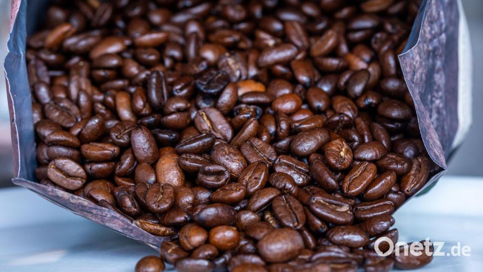 Umfragen zufolge trinken 68 Prozent der Menschen in Deutschland täglich Kaffee, 15 Prozent mehrmals wöchentlich. Bild: Jens Büttner/dpa