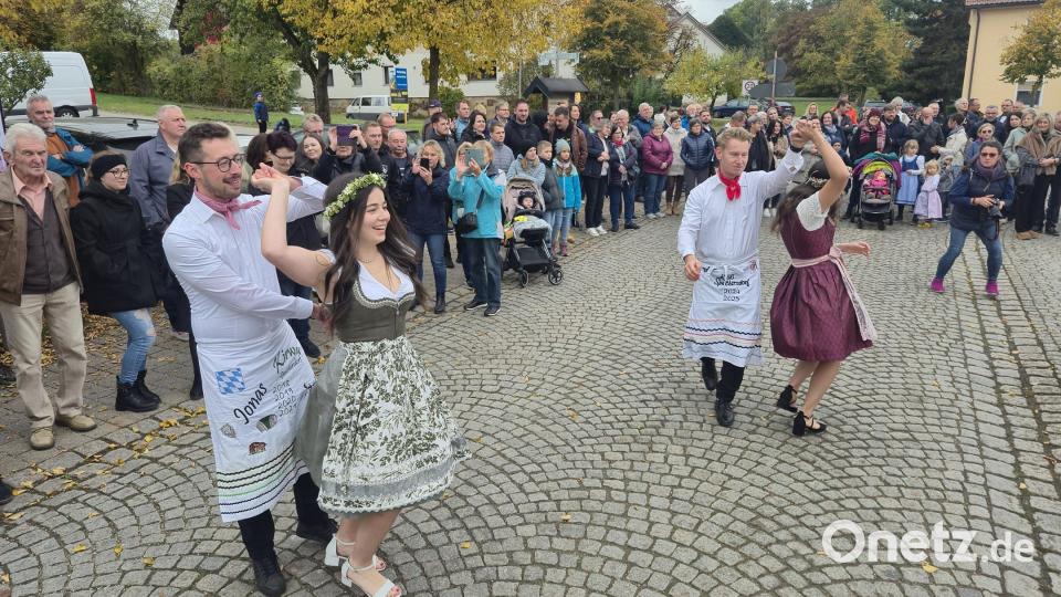 13 Kirwapaare präsentierten sich am Dorfplatz den Zuschauern. Bild: whü
