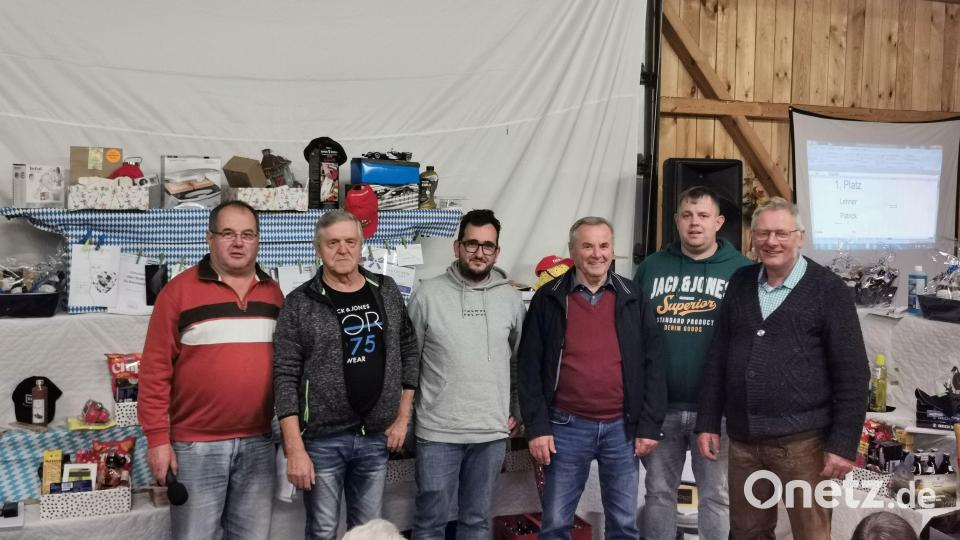 Bei der Preisschafkopf-Siegerehrung (von links): Spielleiter Reinhold Stopfer, Gerd Pommeranz aus Grafenwöhr (zweiter Platz), Sieger Patrick Lehner aus Neuzirkendorf, August Brütting aus Naslitz, Kommandant Markus Helldörfer und zweiter Vorstand Josef Schleicher. Bild: hzi