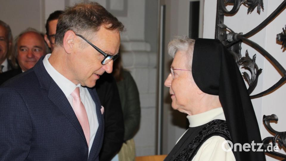 Bürgermeister Bernd Sommer im vertrauten Gespräch mit Ehrenbürgerin Äbtissin Laetitia. Bild: kro