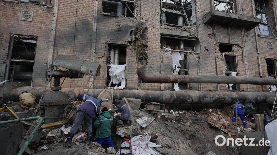 Der russische Angriffskrieg in der Ukraine beschäftigt auch viele Menschen in Deutschland sehr. (Archivbild) Bild: Sergei Grits/AP/dpa