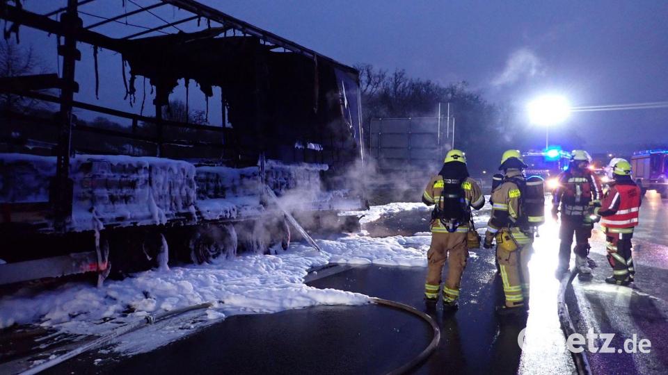 Um den brennenden Lkw und seine Ladung zu löschen, setzte die Feuerwehr Wasser und Schaum ein. Bild: Berufsfeuerwehr Regensburg