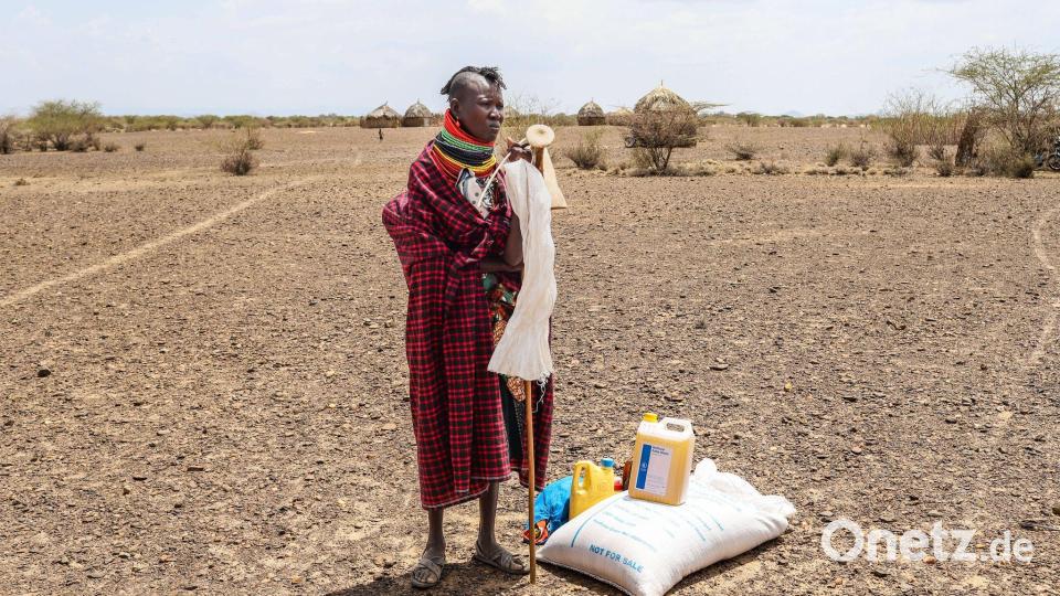 Eine Frau steht in Kenia neben einer Lebensmittelration des Welternährungsprogramms (WFP). Bild: Patrick Ngugi/AP/dpa