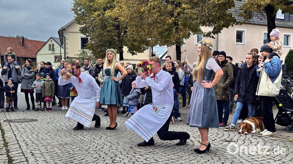 Über 40 Gstanzln trugen die Kirwaburschen auf dem Dorfplatz vor. Bild: whü