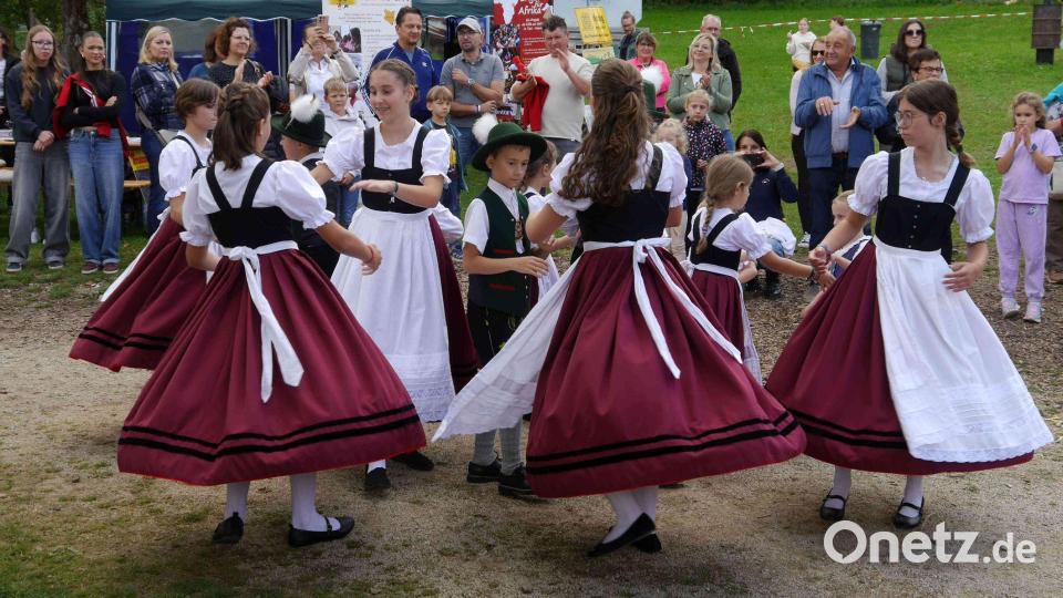 Der Trachtenverein D'Haidnaabtaler aus Trabitz sorgte mit seinen Volkstanzaufführungen für Stimmung und Abwechslung beim Erntedankfest. Bild: Heimat- und Trachtenverein/Josef Leipold/exb