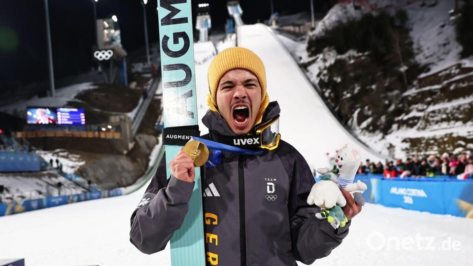 Olympiasieger Philipp Raimund jubelt mit seiner Goldmedaille über den ersten Platz bei den Olympischen Winterspielen Mailand Cortina 2026. Bild: Daniel Karmann/dpa