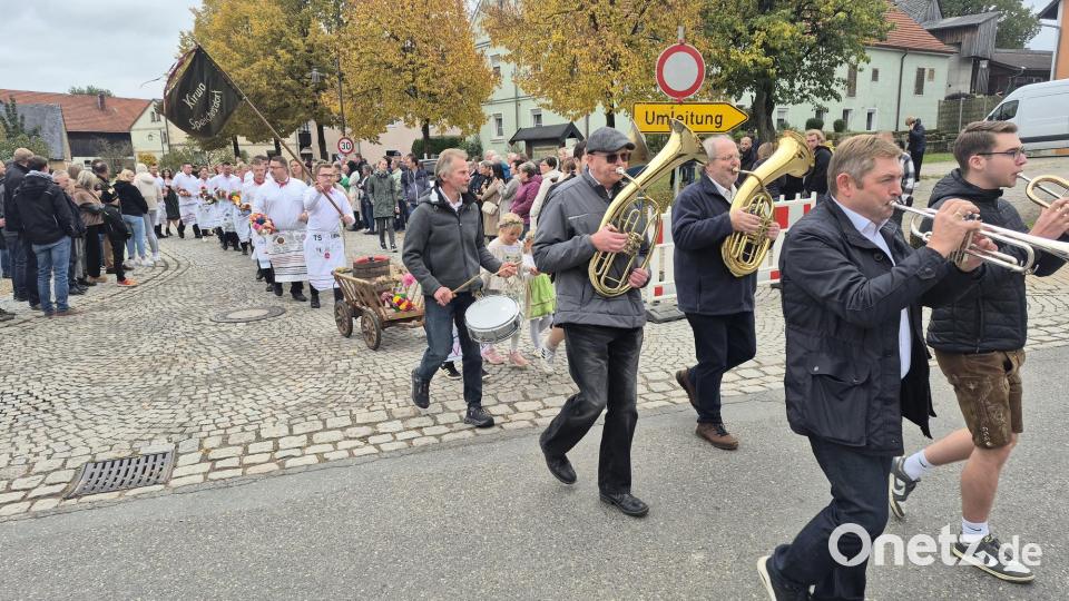 Viele Zuschauer verfolgten den Aufmarsch der Kirwagesellschaft auf dem Dorfplatz. Bild: whü