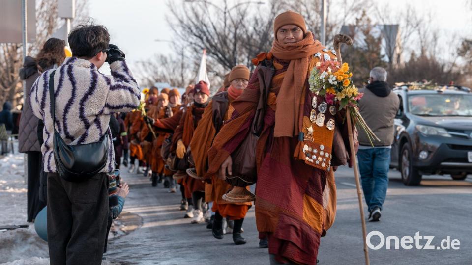 Walk of Peace in den USA; Buddhistische Mönche marschieren für den inneren Frieden von Texas nach Washington. Bild: Andrew Leyden/ZUMA Press Wire/dpa