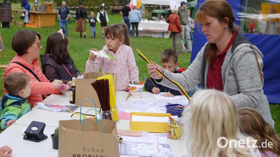 Die Mal- und Bastelecke des Heimat- und Trachtenvereins war mit Kindern immer belagert. Bild: Heimat- und Trachtenverein/Josef Leipold/exb
