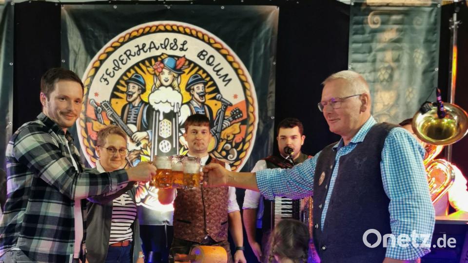 Bieranstich mit Alexander Schatz (links), Silvia Schecklmann, Vorstand Matthias Friedl (Mitte) und Josef Schleicher (rechts). Bild: hzi