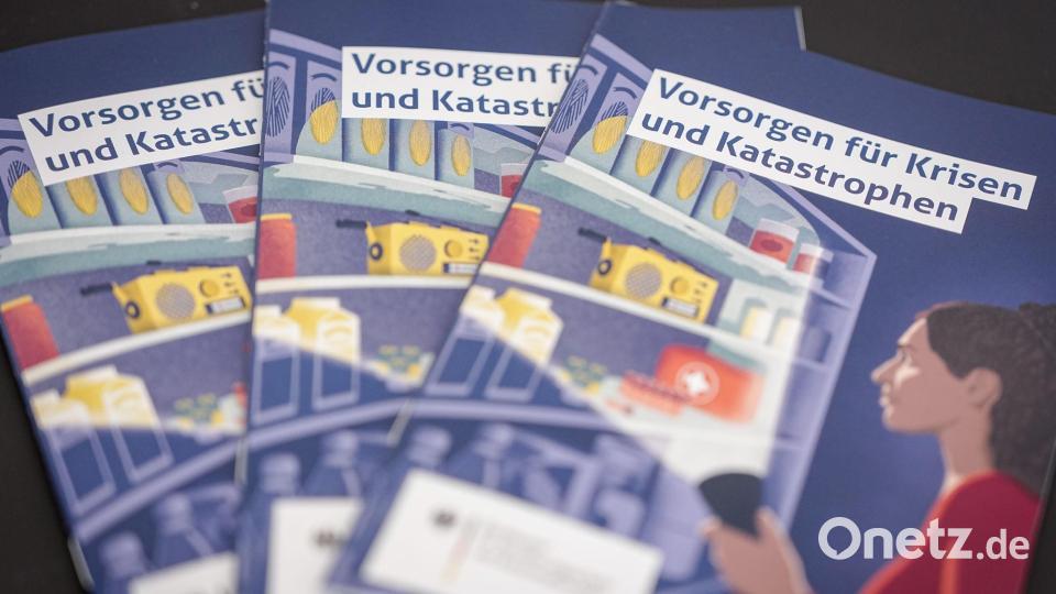 Das Bundesamt für Bevölkerungsschutz und Katastrophenhilfe hat alle hilfreichen Informationen zusammengestellt - auf Papier wie online. (Archivbild) Bild: Kay Nietfeld/dpa