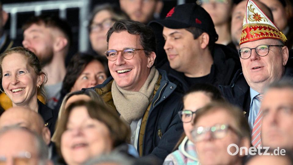 NRW-Ministerpräsident Hendrik Wüst (M.) erfreute sich am zerfahrenen Spiel Bild: Peter Kneffel/dpa