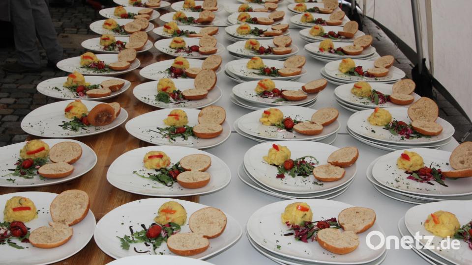 Das Mittagessen wartet auf die 120 geladenen Gäste. Bild: kro