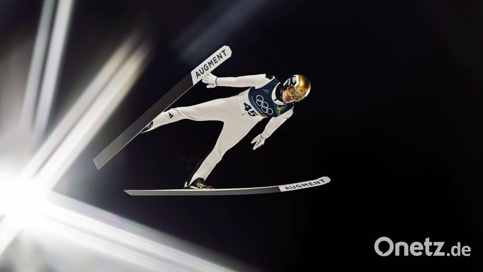 Philipp Raimund springt von der Normalschanze bei den Olympischen Winterspielen Mailand Cortina 2026. Bild: Expa/ Jfk/APA/dpa