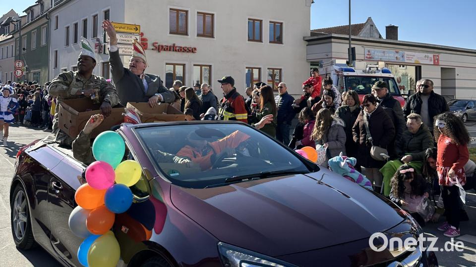 Das letzte Mal nach 22 Jahren wird Bürgermeister Hans-Martin Schertl den Faschingszug im Cabrio hinter dem Nachtwächter "Tschung" anführen und die begehrten Süßigkeiten an die Kinder auswerfen. Bild: Stefanie Gradl