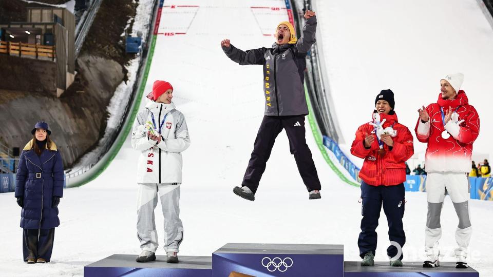 Philipp Raimund (M) jubelte ausgelassen, will sich beim Feiern aber erst einmal zurückhalten. Bild: Daniel Karmann/dpa