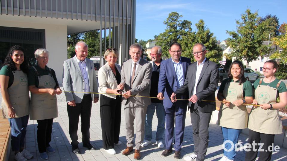 Beim Durchschneiden des gelb-schwarzen Bandes: Bernd Fürbringer (ab Dritter von links), Marion Stowasser-Fürbringer, Landrat Peter Berek, Dr. Hermann Schaffhauser, Staatssekretär Martin Schöffel und Dritter Bürgermeister Michael Fuchs. Bild: kro